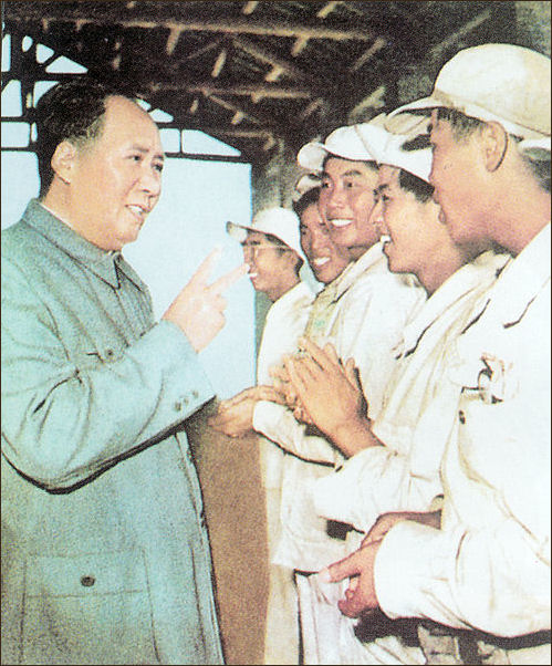 20111106-Wiki C -Mao_Zedong_with workers.jpg